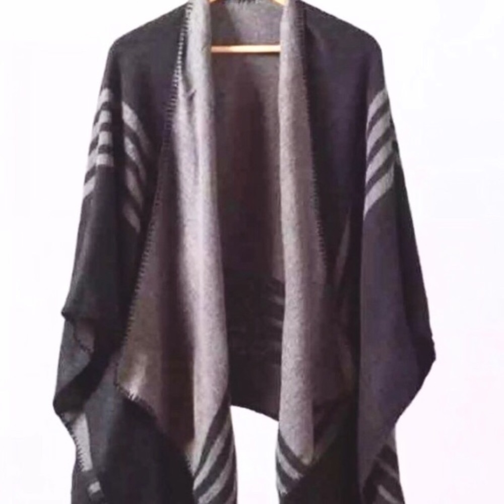 NWOT BB Dakota Black Charcoal Poncho